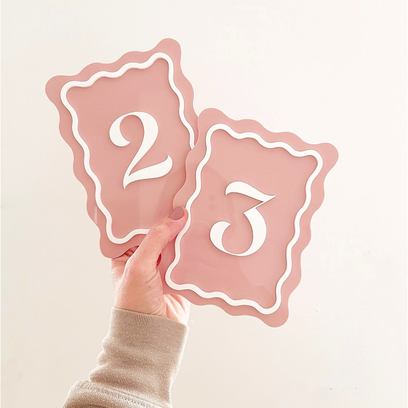 Wellenförmige Hochzeitstischnu – Table Number Gold Bewertung und Preis